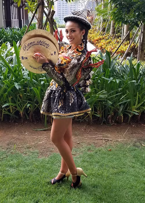 Đại diện Boliva với bộ trang phục bắt mắt trình diễn điệu nhảy truyền thống Caporales.