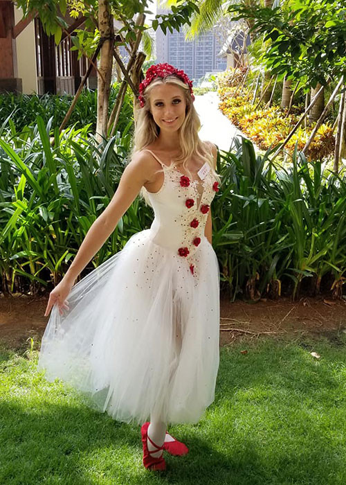 Thí sinh Canada xinh như công chúa ở phần thi Dances of the World.