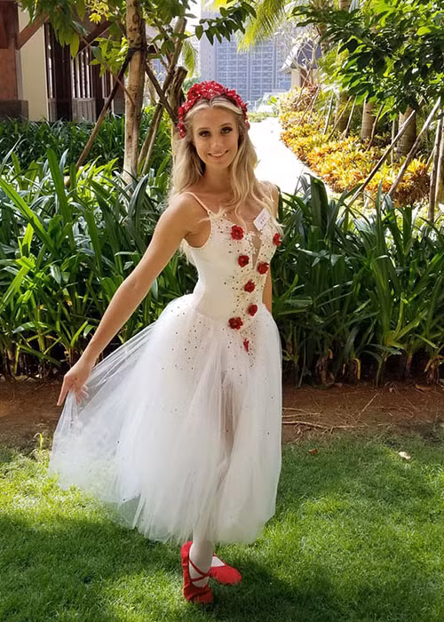 Thí sinh Canada xinh như công chúa ở phần thi Dances of the World.