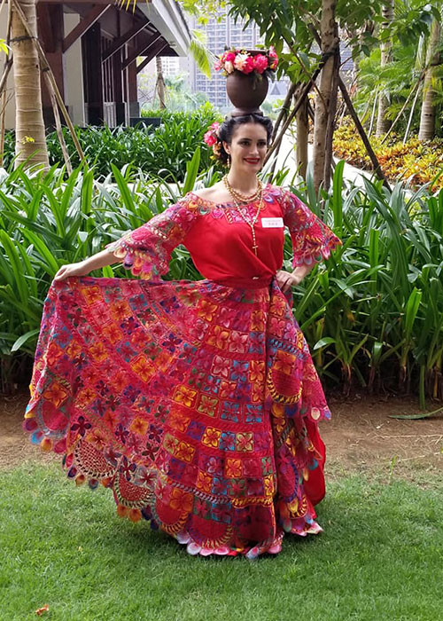 Thí sinh đến từ Paraguay đội một chiếc bình gốm trên đầu và khoác trên mình bộ váy thủ công làm hoàn toàn bằng mạng nhện.