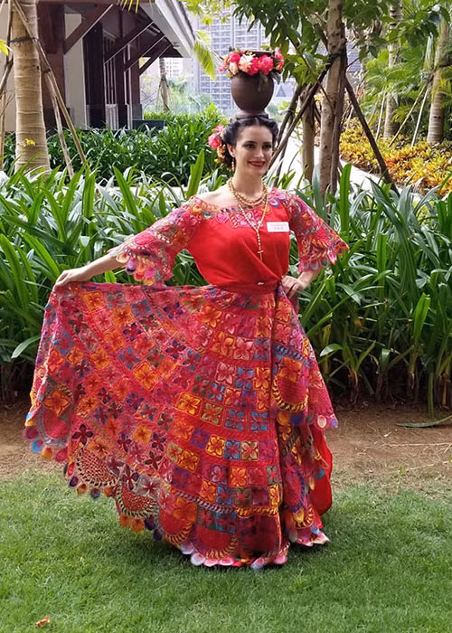 Thí sinh đến từ Paraguay đội một chiếc bình gốm trên đầu và khoác trên mình bộ váy thủ công làm hoàn toàn bằng mạng nhện.