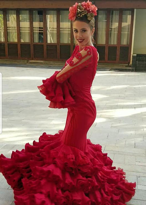 Đại diện Tây Ban Nga nổi bật trong bộ váy tông đỏ. Ở phần thi Dances of the World, cô thể hiện điệu nhảy truyền thống flamenco.