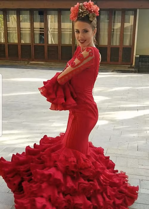 Đại diện Tây Ban Nga nổi bật trong bộ váy tông đỏ. Ở phần thi Dances of the World, cô thể hiện điệu nhảy truyền thống flamenco.