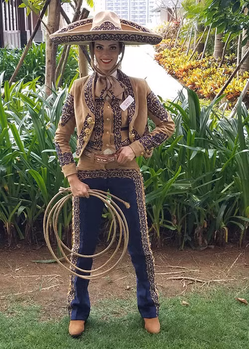 Người đẹp đến từ Mexico diện trang phục thể thao truyền thống có tên charreria và cầm roi đánh ngựa, bò.