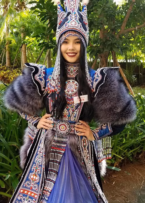 Trang phục của đại diện Nga cũng vừa được hé lộ. Theo đó, đối thủ của Hoa hậu Tiểu Vy diện thiết kế được lấy cảm hứng từ trang phục truyền thống của Nga.