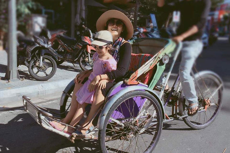 Hình ảnh Mai Phương cùng con gái ngồi xe xích lô trong chuyến về quê.