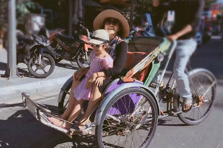 Hình ảnh Mai Phương cùng con gái ngồi xe xích lô trong chuyến về quê.
