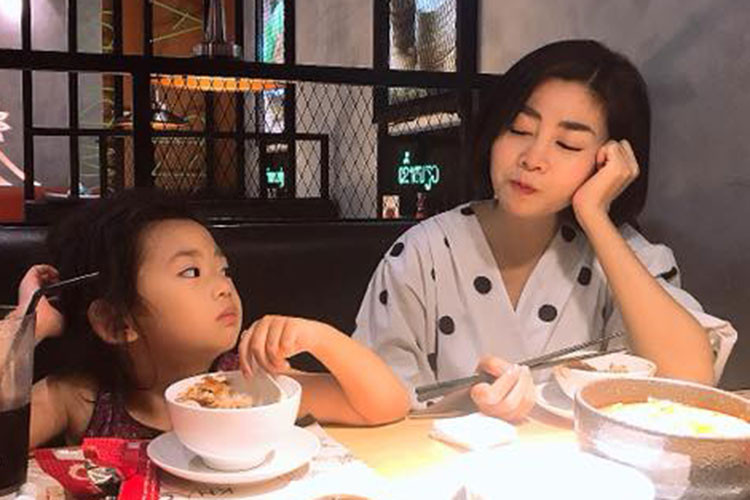 Mai Phương cho hay cô hiện vẫn đáp ứng thuốc tốt, chỉ có mỏi vai và nổi mụn do tác dụng phụ của thuốc.