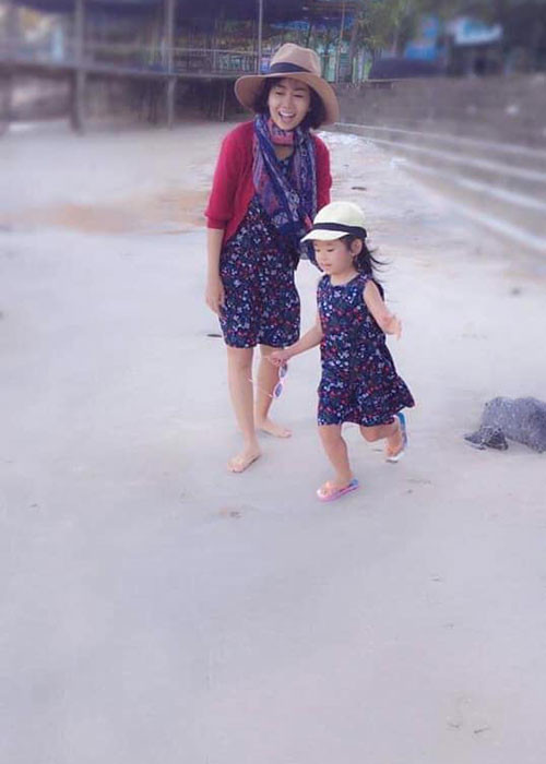 Tháng 10 vừa qua, nữ diễn viên Mai Phương lần đầu đưa con gái Lavie về quê nội tại Quảng Trị. Chia sẻ về chuyến đi, nữ diễn viên nhắn nhủ con gái cứ vui vẻ còn cô sẽ cố khỏe để nắm tay con đi nhiều nơi hơn.