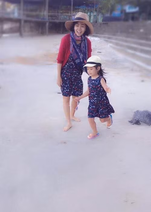 Tháng 10 vừa qua, nữ diễn viên Mai Phương lần đầu đưa con gái Lavie về quê nội tại Quảng Trị. Chia sẻ về chuyến đi, nữ diễn viên nhắn nhủ con gái cứ vui vẻ còn cô sẽ cố khỏe để nắm tay con đi nhiều nơi hơn.