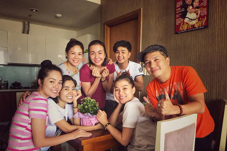 Bạn bè, đồng nghiệp vẫn thường xuyên đến thăm Mai Phương, động viên cô sớm khỏe lại.