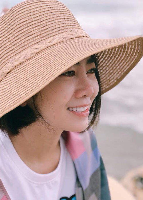 "Thèm vậy thôi chứ vẫn phải dậy uống thuốc, hít thở, thiền, gọi bà nhỏ dậy đi học rồi ăn sáng, niệm phật và chuẩn bị năng lượng để quay chương trình", Mai Phương chia sẻ.