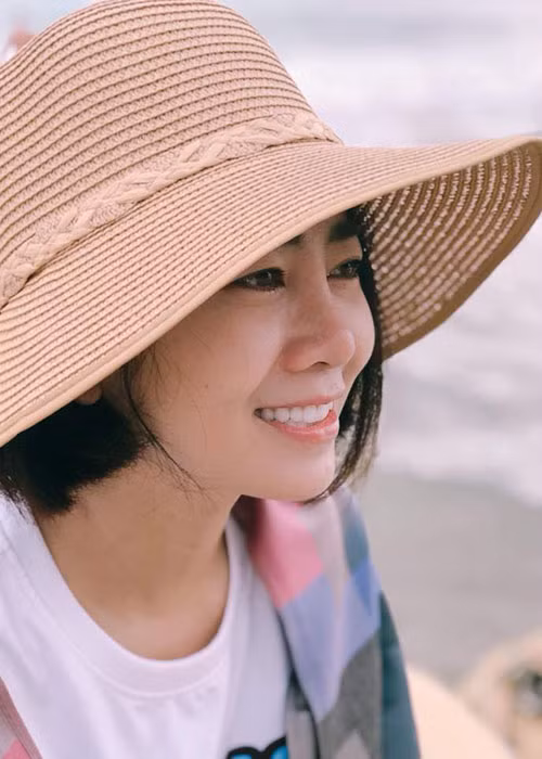 "Thèm vậy thôi chứ vẫn phải dậy uống thuốc, hít thở, thiền, gọi bà nhỏ dậy đi học rồi ăn sáng, niệm phật và chuẩn bị năng lượng để quay chương trình", Mai Phương chia sẻ.