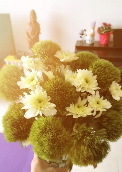 Theo chia sẻ của Mai Phương, cô đang dành thời gian nghỉ ngơi và làm những việc yêu thích như: cắm hoa, tập yoga.