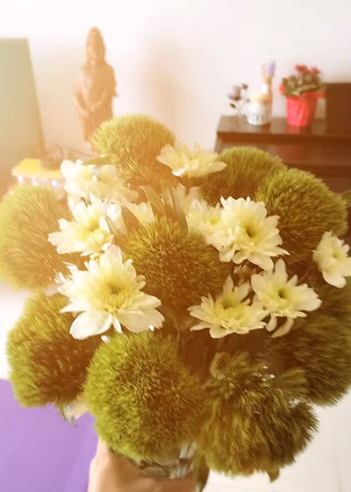 Theo chia sẻ của Mai Phương, cô đang dành thời gian nghỉ ngơi và làm những việc yêu thích như: cắm hoa, tập yoga.