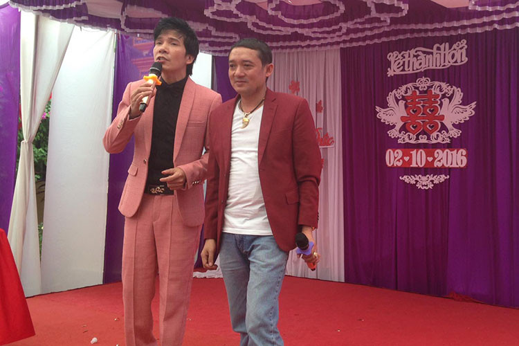 Hình ảnh Chiến Thắng biểu diễn tại một đám cưới.