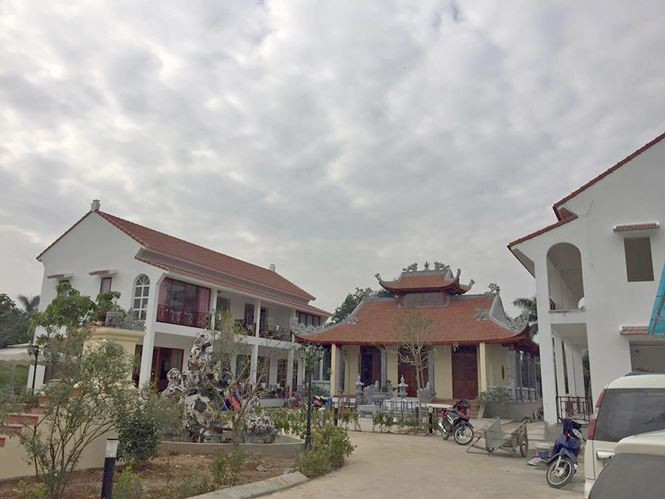 Từ tháng 10/ 2016, gia đình ca sĩ Việt Hoàn chuyển về sinh sống trong cơ ngơi rộng gần 2000m2 ở ngoại thành Hà Nội. Tọa lạc chính giữa khu đất là 3 khối nhà chính: Chính giữa là điện thờ Mẫu, 2 bên là 2 khối nhà đặc dụng.