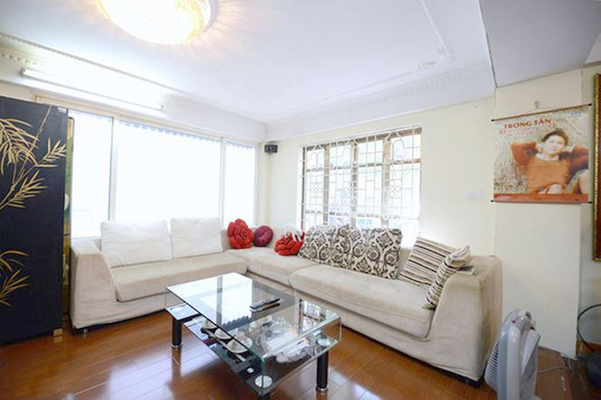 Các tầng trên của ngôi nhà là không gian riêng tư của các thành viên trong gia đình Trọng Tấn. Phòng khách được bày biện đơn giản theo tông màu trắng.