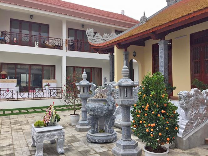 Phía bên trái là khu nhà ở với kiến trúc khá đơn giản. 2 gian lớn của tầng trệt là phòng khách và bếp, toàn bộ diện tích còn lại là phòng ngủ của các thành viên trong gia đình.