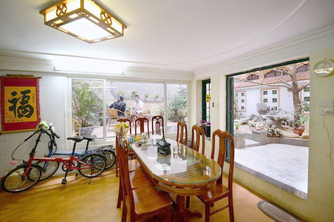 Trong khi tầng 1 của ngôi nhà được vợ chồng nam ca sĩ thiết kế làm bếp, kết hợp với nơi để xe. Không gian mở phía sau là khu vườn với nhiều loại cây hoa và một ao cá nhỏ.