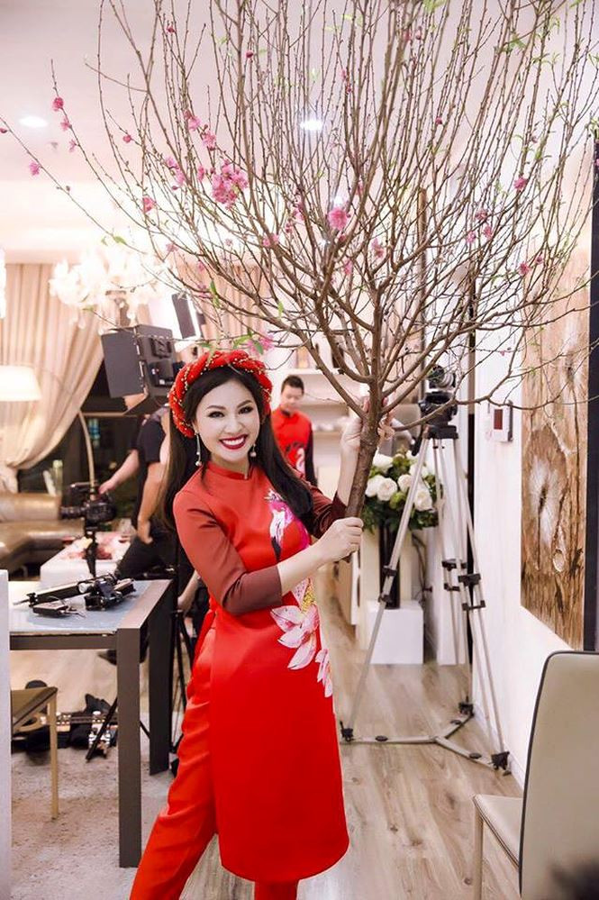 Đăng Dương cho biết, nội thất trong căn hộ đều do vợ anh tự tay mua sắm và bày biện. Vợ nam ca sĩ rất thích những đồ trang trí những món đồ nhỏ xinh trong nhà.