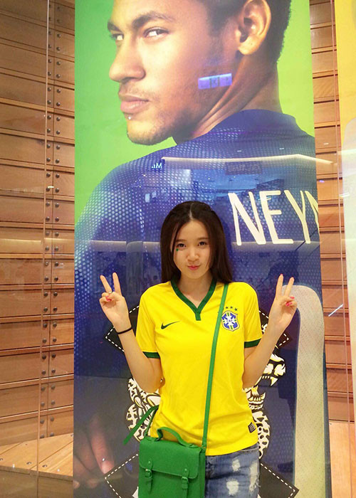 Midu còn làm biểu cảm đáng yêu, đốn tim người hâm mộ.