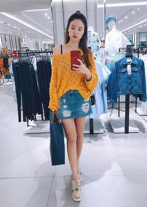 Biết rõ lợi thế về ngoại hình, cựu hot girl gốc Sài thành khéo chọn trang phục, trang điểm và kiểu tóc để tôn lên nét đẹp trẻ trung của mình.