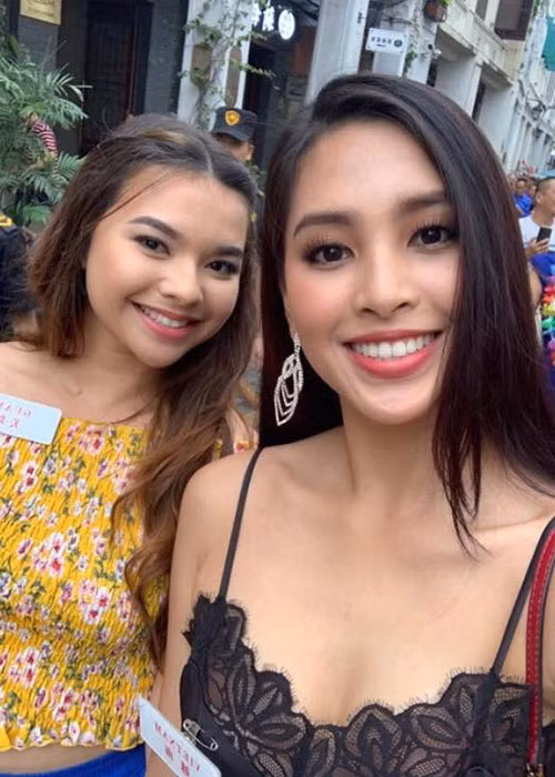 Tran Tieu Vy “nhang nhit” chup anh selfie tai Miss World 2018