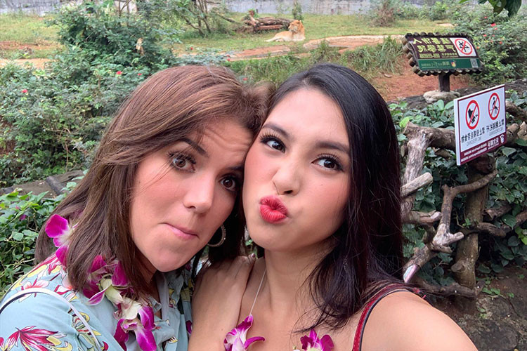 Tại cuộc thi, Tiểu Vy luôn tranh thủ ghi lại hình ảnh của mình.