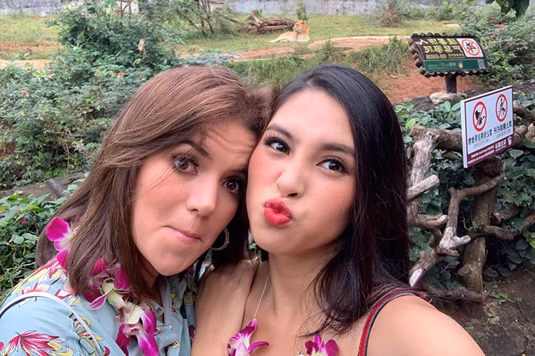 Tại cuộc thi, Tiểu Vy luôn tranh thủ ghi lại hình ảnh của mình.