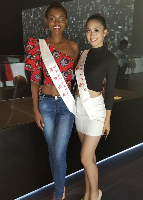 Tiểu Vy khá thân thiết với đại diện Tanzania.