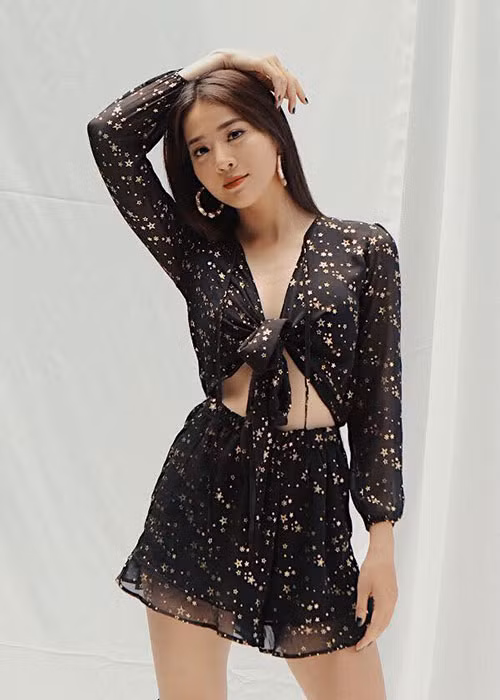 "Bạn thân" của Hương Giang Idol từng đoạt giải Nữ sinh tài năng tại cuộc thi Miss Áo dài 2013 và giải Miss Photo tại cuộc thi Phụ nữ Thời đại 2013.