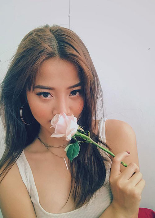 Nữ người mẫu 9x khéo chọn váy áo khoe thân hình quyến rũ.