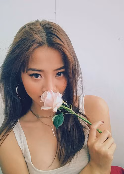 Nữ người mẫu 9x khéo chọn váy áo khoe thân hình quyến rũ.