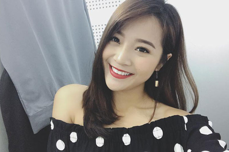 Karen còn hút hồn người đối diện bởi nụ cười đầy rạng rỡ.