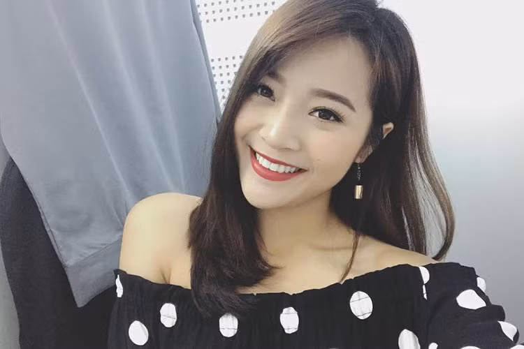 Karen còn hút hồn người đối diện bởi nụ cười đầy rạng rỡ.