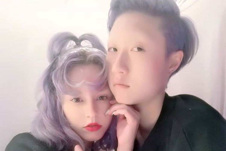 Kể từ khi bỏ nhà ra đi sống cùng bạn gái hơn tuổi, con gái của Ngô Ỷ Lợi và Thành Long ăn mặc nam tính.