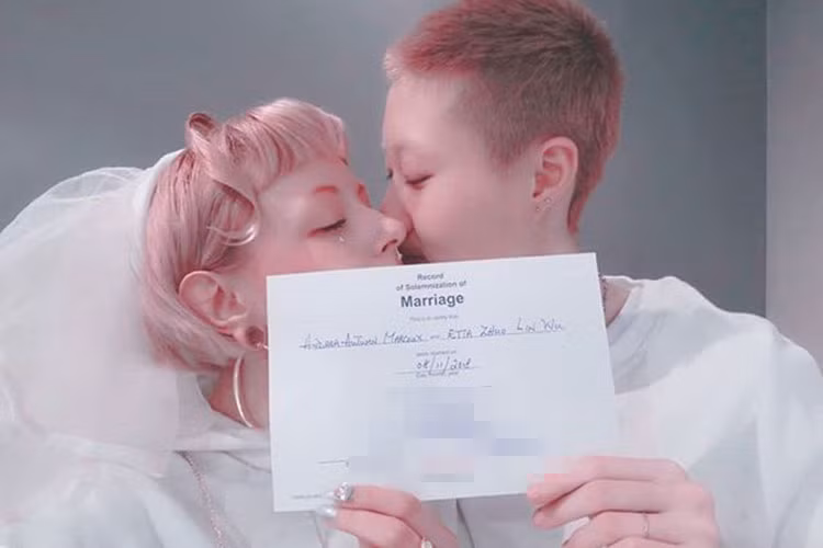 Mới đây, cặp đôi bất ngờ tuyên bố đã đăng ký kết hôn ở Canada trước khi trở về Hong Kong để định cư.