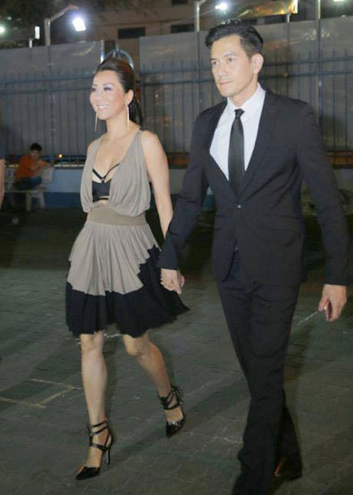 Nguyễn Cao Kỳ Duyên trẻ trung, gợi cảm ở tuổi 53 trong khi bạn trai kém 8 tuổi của cô điển trai, phong độ.