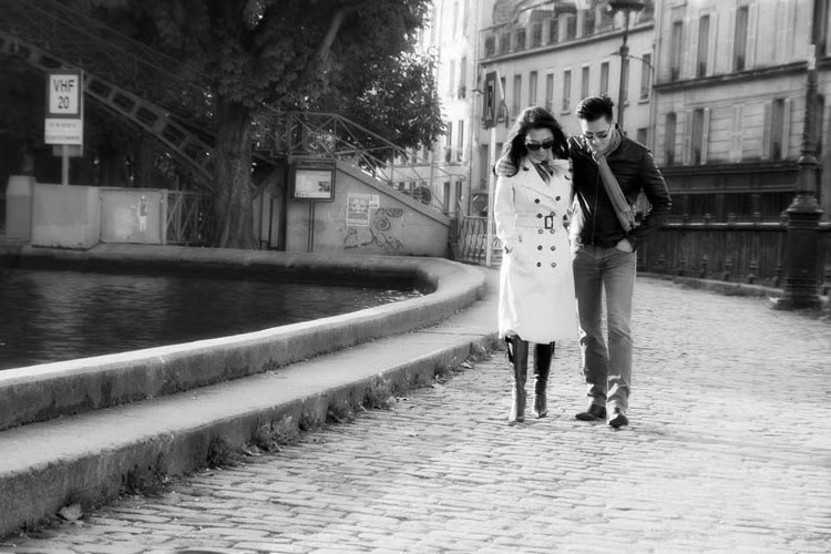 Hình ảnh cặp đôi lệch tuổi sánh bước bên nhau tại Pháp vào năm 2015.