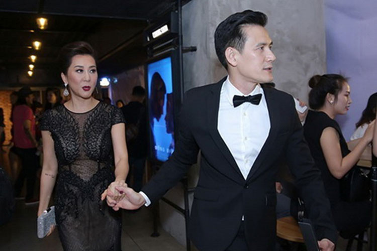 Dự sự kiện, cặp đôi công khai dành cho nhau những cử chỉ tình cảm. Ảnh: Khám phá