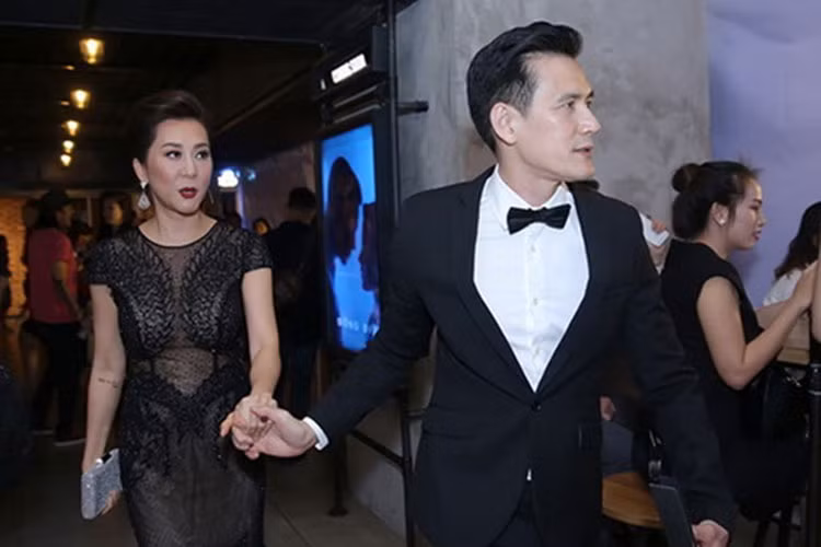 Dự sự kiện, cặp đôi công khai dành cho nhau những cử chỉ tình cảm. Ảnh: Khám phá