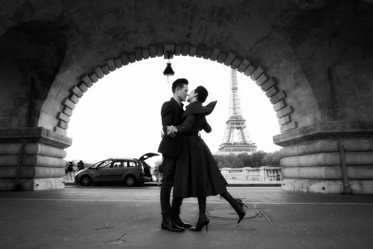 Nữ MC hải ngoại nổi tiếng và tình trẻ có không ít khoảnh khắc tình tứ bên nhau.