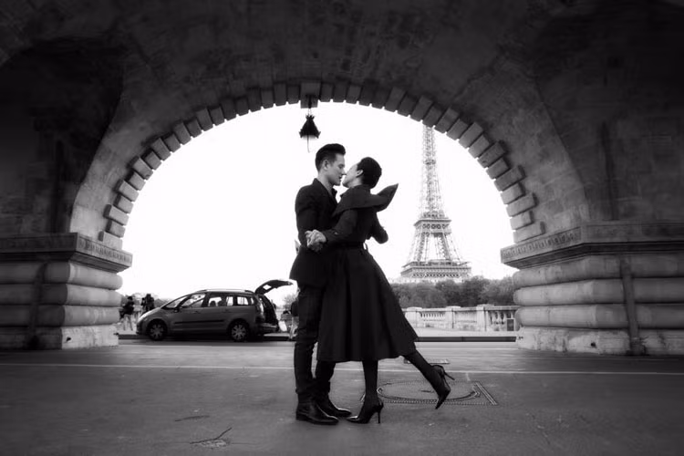 Nữ MC hải ngoại nổi tiếng và tình trẻ có không ít khoảnh khắc tình tứ bên nhau.