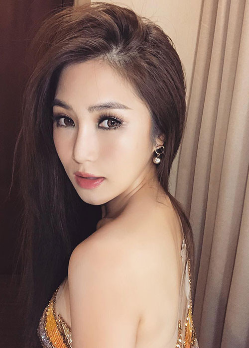 Trước đó, khi chia sẻ hình ảnh của mình trên trang cá nhân, Hương Tràm thường giấu đôi bàn tay trầy trụa, da tay bong tróc.