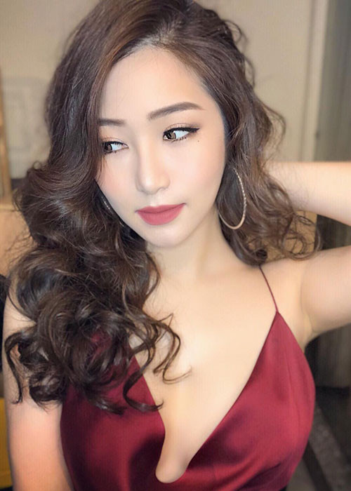 Sức khỏe có vấn đề nhưng Hương Tràm không chịu nghỉ ngơi hoàn toàn mà vẫn tiếp tục chạy show.