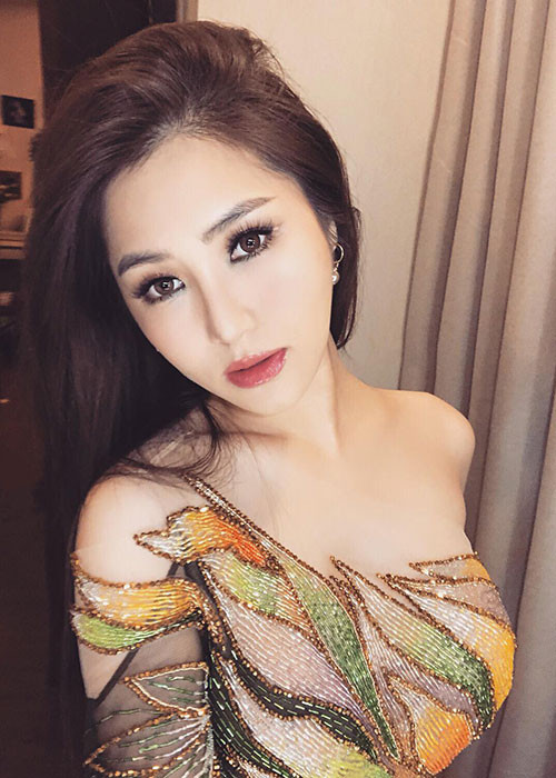 Gần đây, quản lý của Hương Tràm tiết lộ nữ ca sĩ bị stress, dẫn đến mất ngủ. Mỗi lần như vậy, Hương Tràm tự bóc da tay chảy máu.