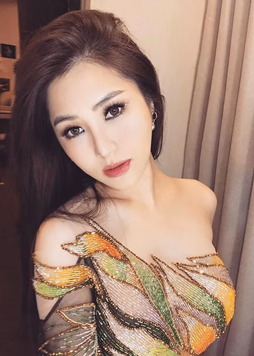 Gần đây, quản lý của Hương Tràm tiết lộ nữ ca sĩ bị stress, dẫn đến mất ngủ. Mỗi lần như vậy, Hương Tràm tự bóc da tay chảy máu.