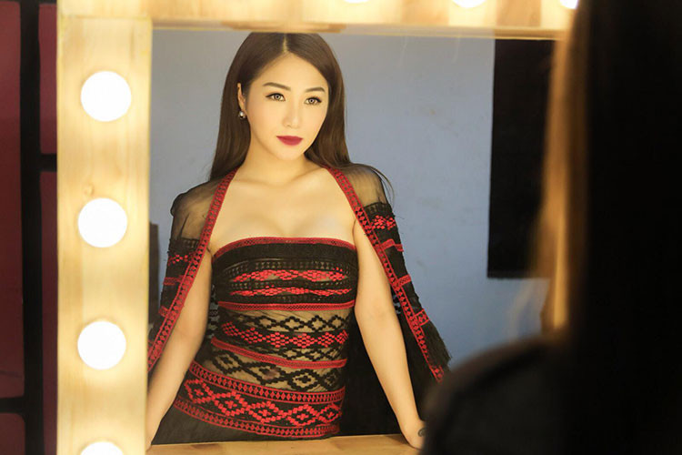 Nữ ca sĩ cũng chuyển từ hình ảnh kẹo ngọt sang quyến rũ, gợi cảm.