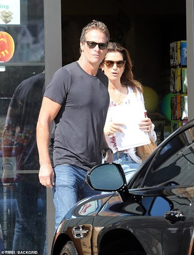 Ở tuổi 52, siêu mẫu Cindy Crawford huyền thoại vẫn rất trẻ trung và sở hữu vóc dáng thon gọn, săn chắc không thua kém gì các người mẫu trẻ.